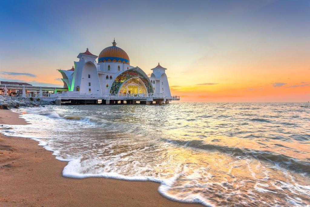แฮตเทน เพลซ มะละกา Hotel Malacca ภายนอก รูปภาพ The mosque at sunset