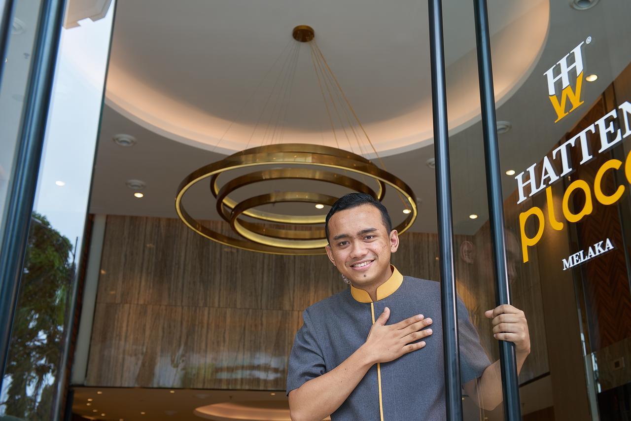 แฮตเทน เพลซ มะละกา Hotel Malacca ภายนอก รูปภาพ A doorman at the entrance of a hotel in Malaysia.