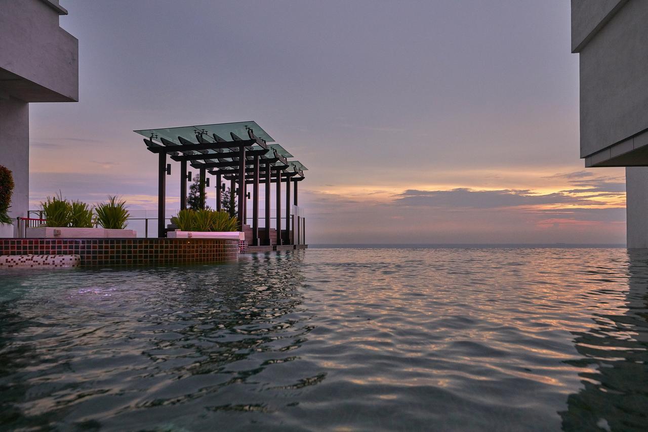แฮตเทน เพลซ มะละกา Hotel Malacca ภายนอก รูปภาพ Infinity pool at the 39th floor
