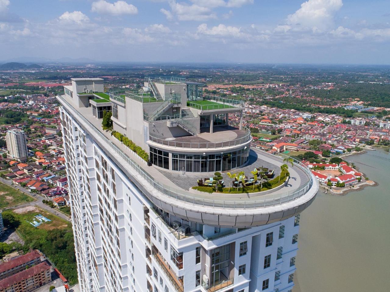 แฮตเทน เพลซ มะละกา Hotel Malacca ภายนอก รูปภาพ The Peak, the rooftop of the building